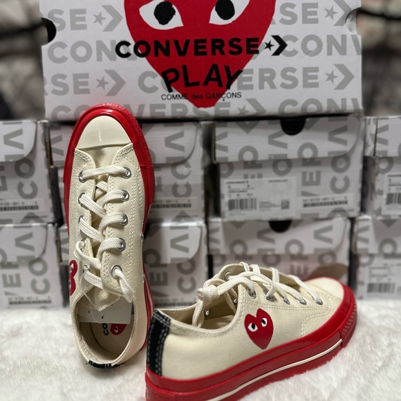 COMME DES GARÇONS PLAY
Off-White & Red Converse Edition Chuck 70 Sneakers - Picture 4 of 8